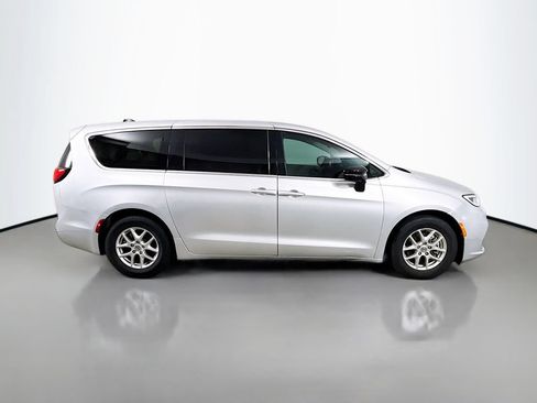 Used 2024 Chrysler Pacifica Touring-L FWD image 8
