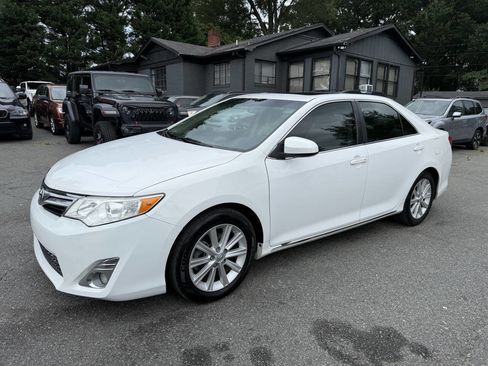 Used 2014 Toyota Camry XLE image 2