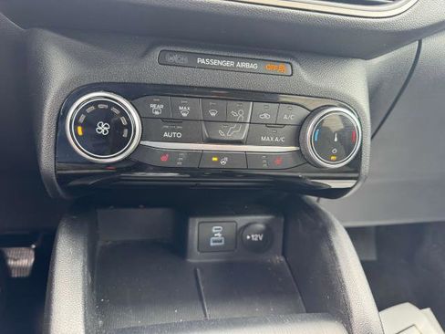 Used 2022 Ford Escape SE w/ SE Sport Appearance Package image 11