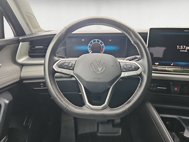 Used 2025 Volkswagen Tiguan SE AWD/4WD image 12