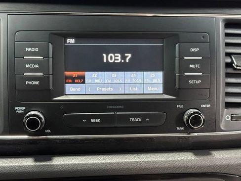 Used 2018 Kia Sedona L FWD image 17