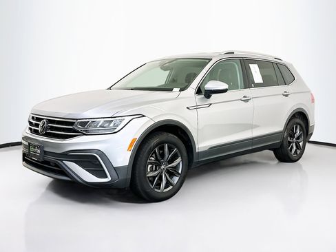Used 2023 Volkswagen Tiguan SE image 3
