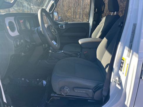 Used 2025 Jeep Wrangler Sahara image 21