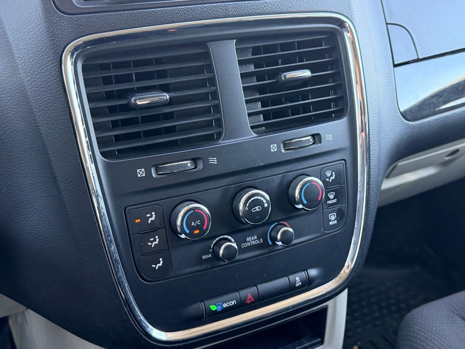 Used 2019 Dodge Grand Caravan SE w/ UConnect Hands-Free Group FWD image 24