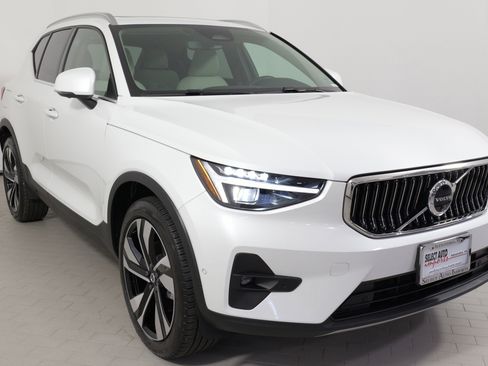 Used 2024 Volvo XC40 B5 Plus w/ Climate Package image 6