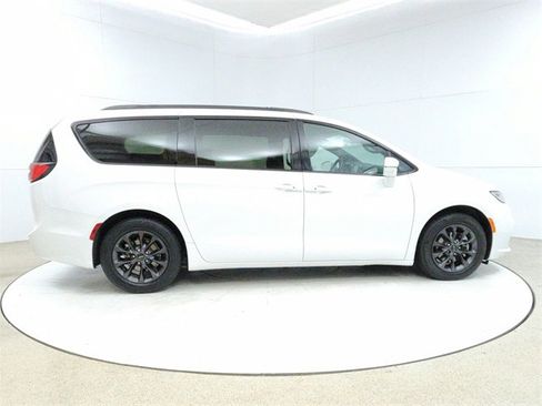 Used 2021 Chrysler Pacifica Touring w/ S Appearance Package image 8
