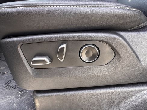 Used 2024 Cadillac Escalade Luxury image 19