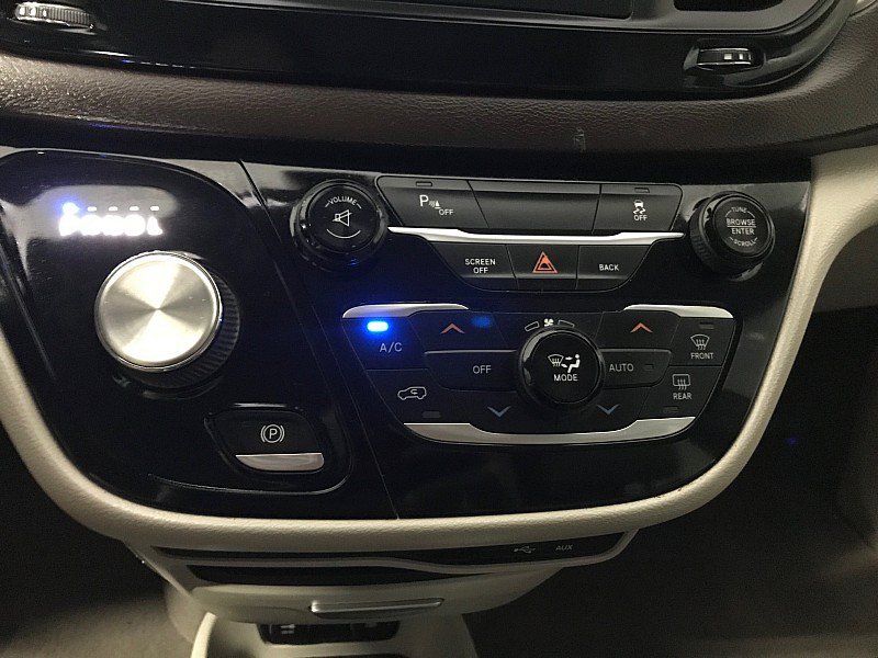 Used 2017 Chrysler Pacifica Touring-L FWD image 28