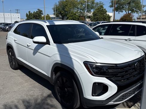 Used 2024 Volkswagen Atlas Cross Sport SE image 2