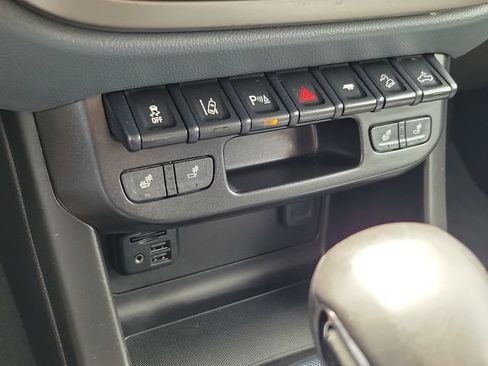 Used 2022 Chevrolet Colorado Z71 w/ LPO, Tonneau and Step Package RWD image 27