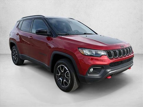 Used 2025 Jeep Compass Trailhawk AWD/4WD image 3