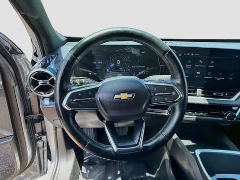 Used 2025 Chevrolet Equinox LT w/ Safety and Technology Package FWD image 11