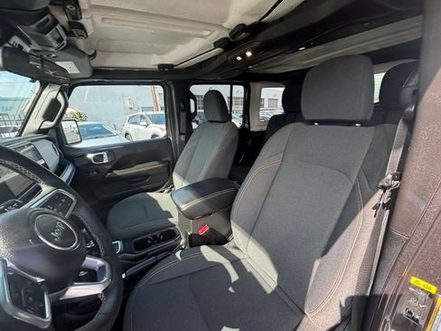 Used 2025 Jeep Wrangler Unlimited Sahara AWD/4WD image 38