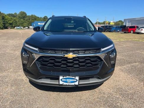 Used 2025 Chevrolet Trax LT FWD image 2