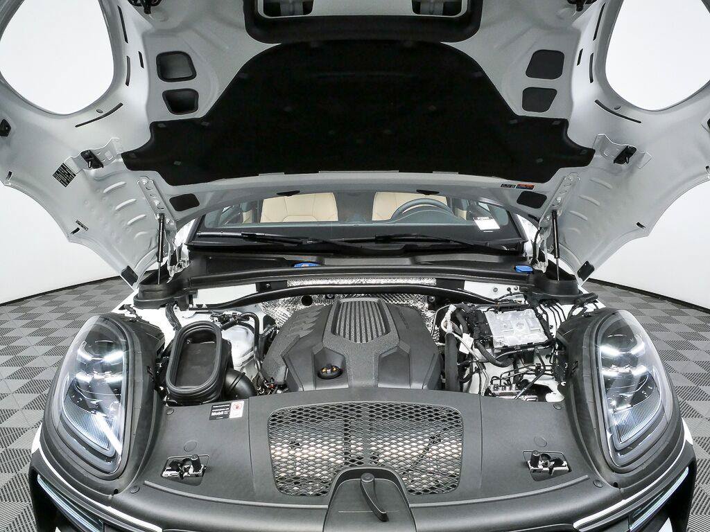Certified 2026 Porsche Macan AWD/4WD image 33