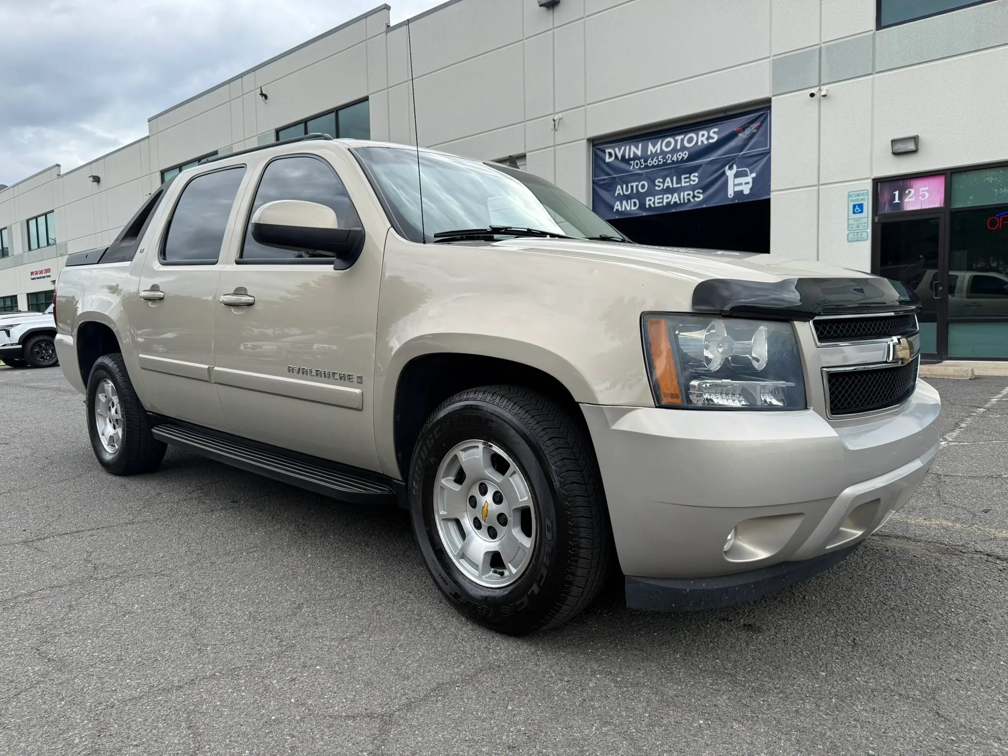 Used 2008 Chevrolet Avalanche LT AWD/4WD image 2