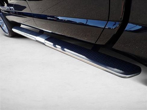 Used 2020 Nissan Titan SL w/ Moonroof Package image 8