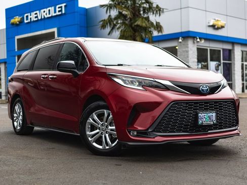 Used 2022 Toyota Sienna XSE w/ XSE Plus Package image 1