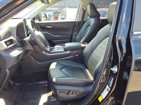 Used 2023 Toyota Highlander XLE AWD/4WD image 15