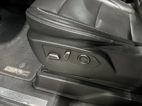 Used 2023 GMC Yukon Denali image 16