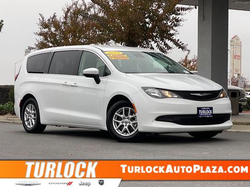 Used 2023 Chrysler Pacifica Limited w/ S Appearance Package image 35