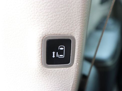 Used 2024 Chrysler Pacifica Touring-L FWD image 31