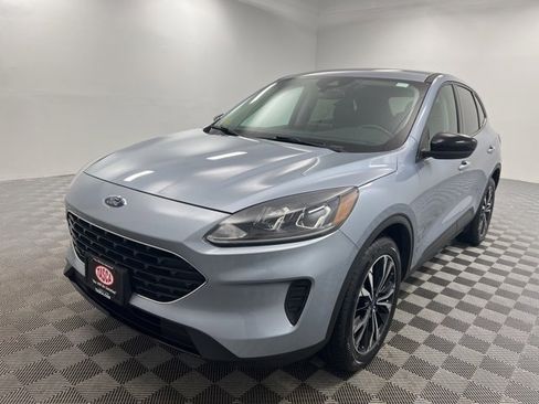 Used 2022 Ford Escape SE w/ SE Sport Appearance Package image 2