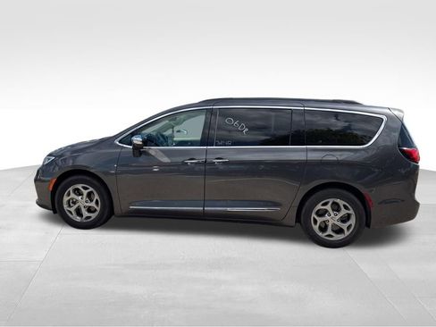 Used 2023 Chrysler Pacifica Limited FWD image 2