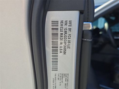 Used 2023 Jeep Grand Cherokee Overland w/ Trailer Tow Prep Group (B) image 33