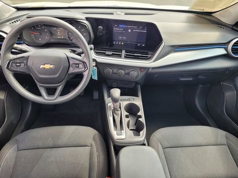 Used 2025 Chevrolet Trax LS image 9