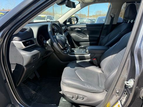 Used 2020 Toyota Highlander XLE AWD/4WD image 20