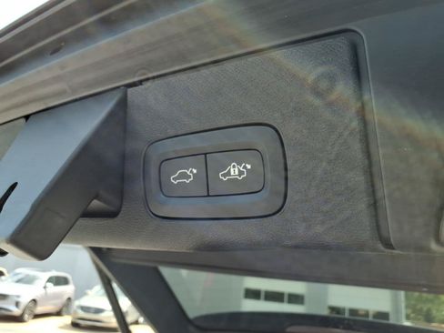 Used 2022 Volvo XC60 B5 Momentum w/ Advanced Package FWD image 26