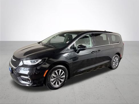 Used 2023 Chrysler Pacifica Touring-L FWD image 2