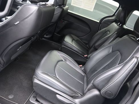 Used 2024 Chrysler Pacifica Limited FWD image 20