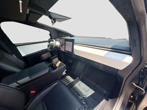 Used 2024 Tesla Cybertruck AWD Crew Cab image 31