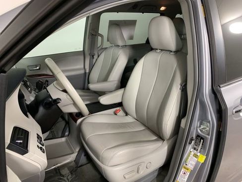 Used 2013 Toyota Sienna XLE AWD/4WD image 29