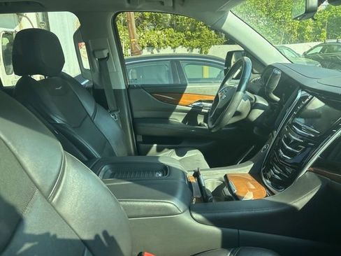 Used 2020 Cadillac Escalade Luxury w/ LPO, Radiant Package AWD/4WD image 10