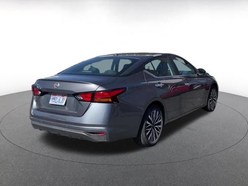 Used 2025 Nissan Altima 2.5 SV FWD image 14