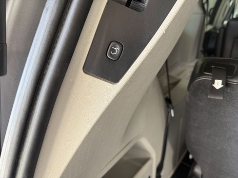 Used 2016 Chrysler Town & Country Touring FWD image 3