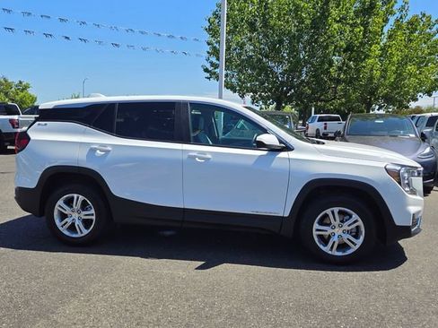 Used 2024 GMC Terrain SLE AWD/4WD image 3