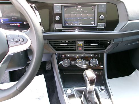 Used 2024 Volkswagen Jetta SE w/ Panoramic Sunroof Package FWD image 17