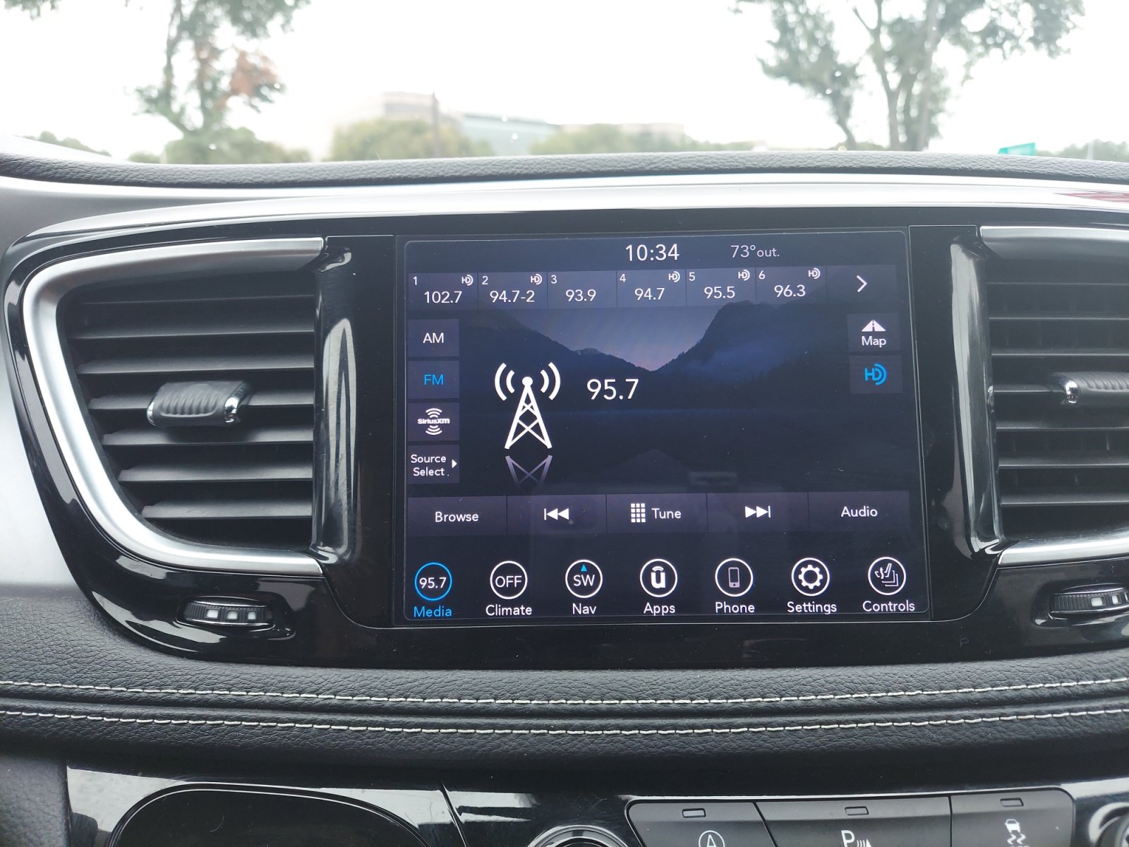 Used 2020 Chrysler Pacifica Limited w/ S Appearance Package FWD image 17