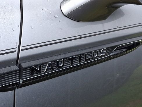 Used 2023 Lincoln Nautilus FWD image 4