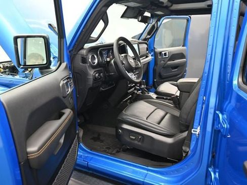 Used 2025 Jeep Wrangler Unlimited Sahara AWD/4WD image 19