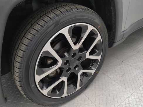 Used 2018 Jeep Compass Limited w/ Navigation Group FWD image 31