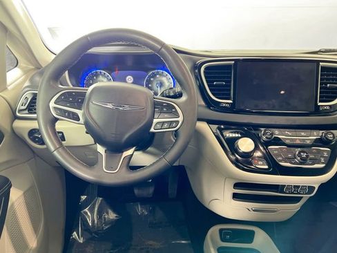 Used 2024 Chrysler Pacifica Touring-L image 29