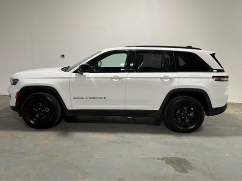 Used 2024 Jeep Grand Cherokee Altitude image 2