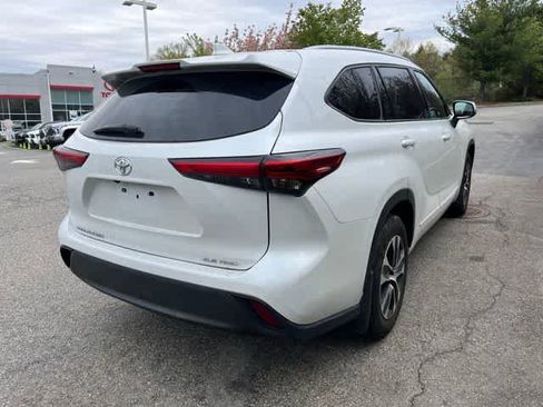 Used 2022 Toyota Highlander XLE AWD/4WD image 4
