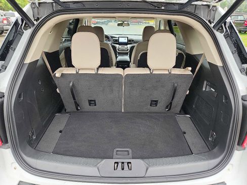 Used 2022 Ford Explorer XLT w/ Equipment Group 202A image 27