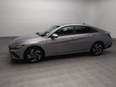 Used 2025 Hyundai Elantra SEL FWD image 2